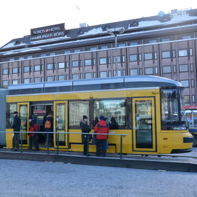 Spårvagn på Salutorget i Åbo.