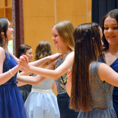 Flickor från tvån i Korsholms gymnasium dansar de äldstes dans.