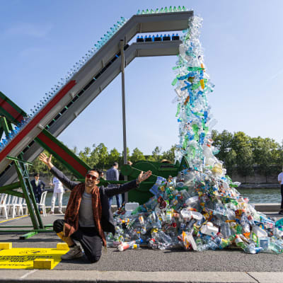 Kanadalaisen taiteilijan Benjamin Von Wongin taideinstallaatio nimeltä "Perpetual Plastic Machine" ympäristöjärjestö Greenpeacen järjestämässä tapahtumassa Pariisissa, Ranskassa, 27. toukokuuta.