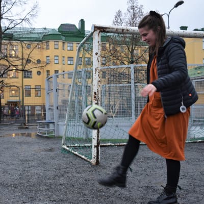 Saana Ylikruuvi pomputtelemassa palloa Porin Cygnaeuksen alakoulun pihalla.