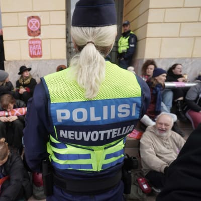 Polisens förhandlare inför demonstranterna utanför Statsrådsborgen den 8 oktober 2021.