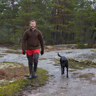 Mickel Nyström går på ett berg tillsammans med sin hund. 