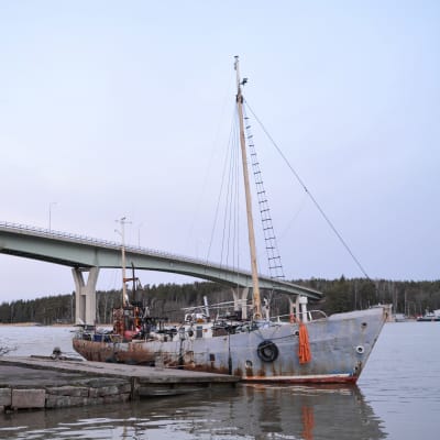 Skrotbåten bogserad till bryggan invid Emsalö bro 15.01.20