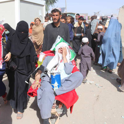 Afghaner fortsätter att köa till gränsövergångarna mot Pakistan. Den här bilden togs i Spin Boldag för ett par dagar sedan. 