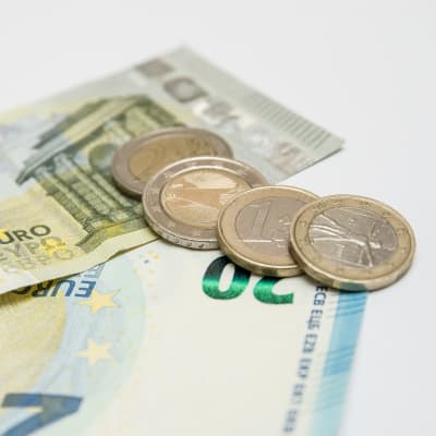 Euron kolikoita ja seteleitä pöydällä.