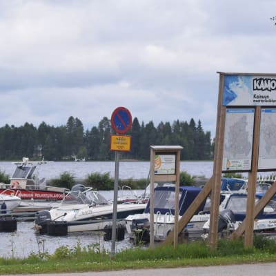 Veneitä Sotkamon kunnan venesatamassa lähellä keskustaa.