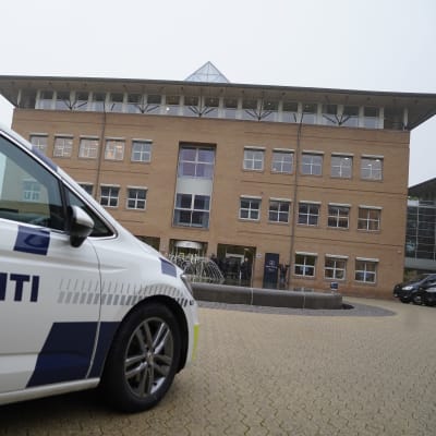 Dansk polisbil utanför domstolsbyggnad i Glostrup, Danmark.