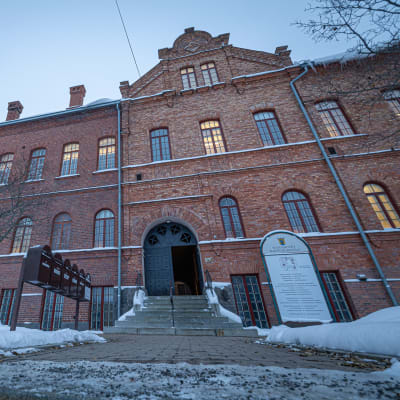 Pietarsaaren punatiilinen kaupungintalo.