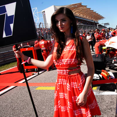 En "Grid Girl" vid Kimi Räikkönens bil i GP-loppet i Austin i fjol.