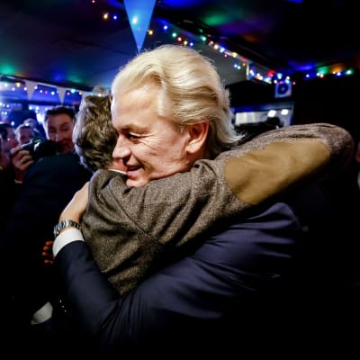 Geert Wilders syleilemässä puoluetoveria Hollannin vapauspuolueen vaalivalvojaisissa. 