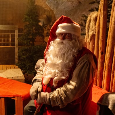 Julgubben sitter på en stol i Tytyri gruva. 