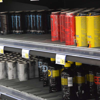Energidrycker, flera olika sorter, på några butikshyllor.
