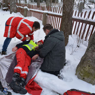 Röda Korsets frivilliga ger förstahjälp i samband med övning.