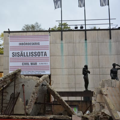 Bitar av ett bombaderat hus utanför Wäinö Aaltonens museum.