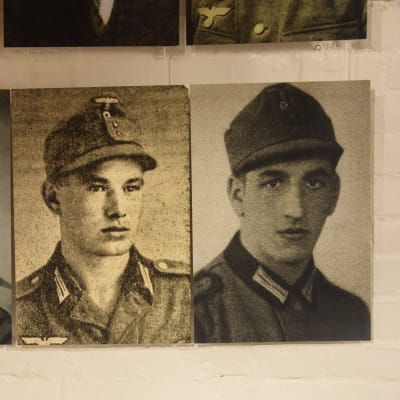 Fotografier av tyska soldater utställda på Hangö museum. 