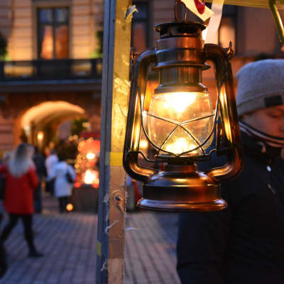 Julmarknad på Gamla stortorget i Åbo. 
