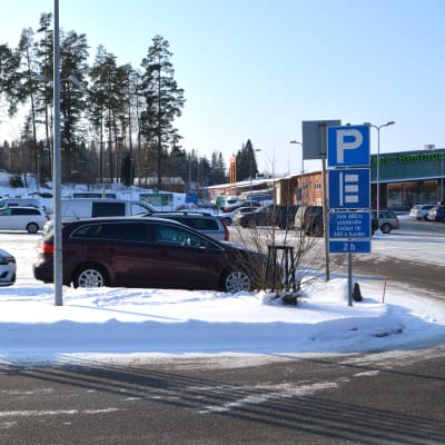 Parkeringplats vid ABC i Gammelby i Lovisa.