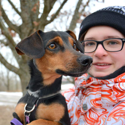 Maria Nikula och hunden Patap.