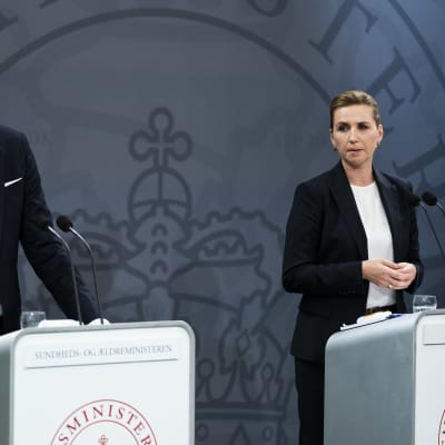 Kvinna, Mette Fredriksen, och en man, Magnus Heunucke håller presskonferens. De är stats- och hälsominstrar i Danmark.