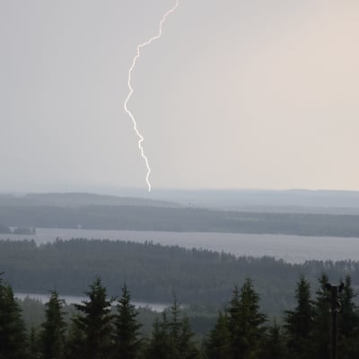 Nuasjärven yllä salamoi kesäkuussa 2021 Paula-myrskyn aikaan