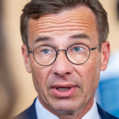 Ulf Kristersson talar och tittar åt sidan.