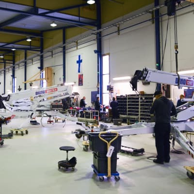 Verkstaden på Dino Lifts fabrik i Loimaa. En person jobbar med en skylift, som produceras på fabriken. 
