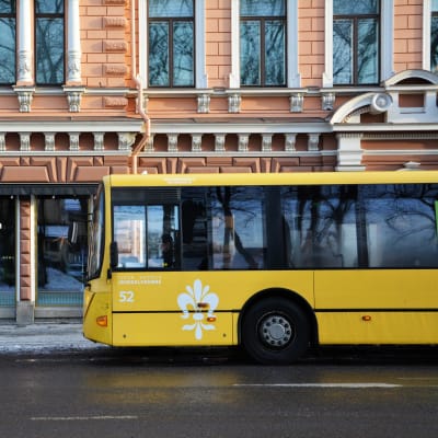 Föli-buss utanför Verdandihuset på Auragatan i Åbo.