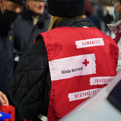 En kvinna med röda korsets väst på sig.