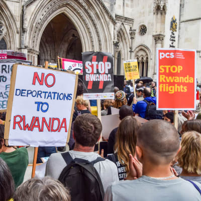 Demonstranter utanför Storbritanniens högsta domstol protesterar mot planerna på att deportera asylsökande till Rwanda.