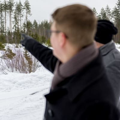 Osmo Riikonen ja Miko Huomo osoittelevat suunnitellulle aurinkovoimalan paikalle Lappeenrannassa.