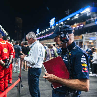 Adrian Newey står och tittar på en Ferrari.