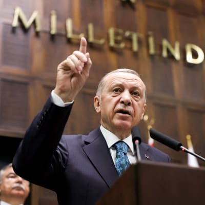 Turkiets president Recep Tayyip Erdogan pekar uppåt med fingret.