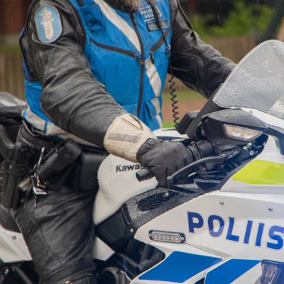 Manlig polis på motorcykel