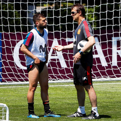Chefstränaren Julen Lopetegui och backen Jordi Alba på Spaniens träningar inför VM.