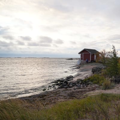 Ett rött hus på Fabriksudden i Hangö där huset för vinterbadare finns.