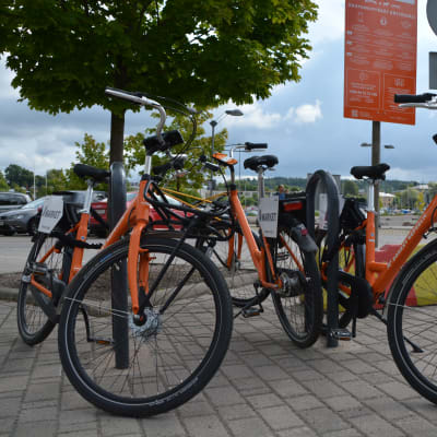 Orange stadscyklar står parkerade vid Konstfabriken i Borgå.