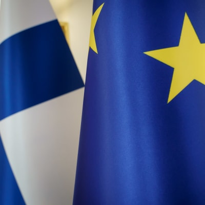 Finlands och EU:s flaggor bredvid varandra i närbild.