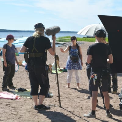 filminspelninga av Onneli ja Anneli på en sandstrand.