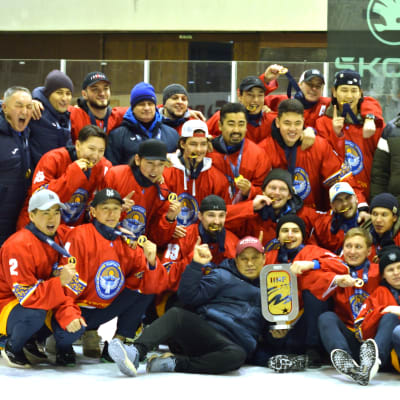 Kirgisian jääkiekkomaajoukkue voitti 3B-divisioonan MM-kisat Bosniassa. Joukkue tuulettaa voittoa.