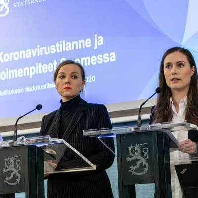 Sanna Marin ja Katri Kulmuni hallituksen tiedotustilaisuudessa.