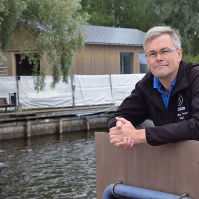 Vicekommodor Frej Werner poserar med Ekenäs Segelsällskaps nya klubbhus i bakgrunden.