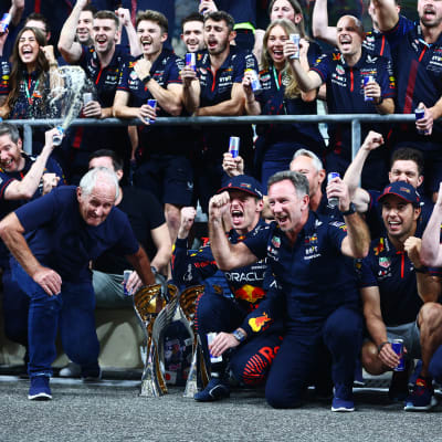 Red Bullin väki juhlii kauden 2023 viimeisen F1-kisan jälkeen.