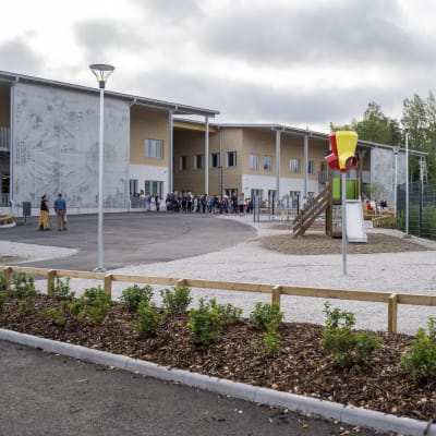 En nybyggd stor skola med många elever utanför dörren. Läsårsstart 2022 i Sjundeå.