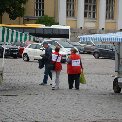 Två Röda Kors arbetare på Åbo salutorg. 