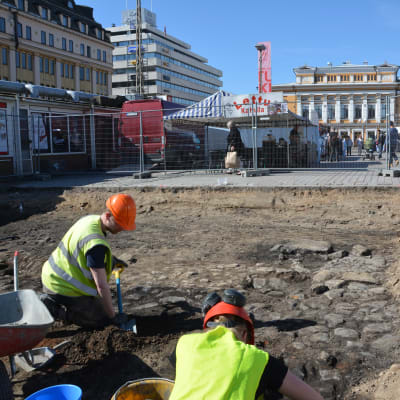 Utgrävning vid Salutorget i Åbo.