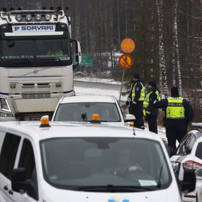 Poliser och bilar vid gränsen till Nyland.