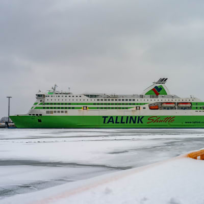 Tallink Star satamassa Jätkäsaaressa talvella.