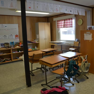 tomt klassrum i en av barackerna vid s:t karins svenska skola