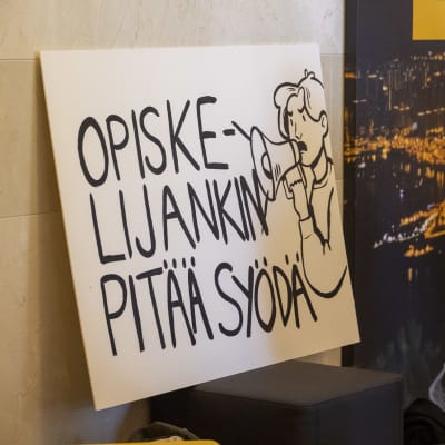 ammattikorkeakoulun valtauksessa kyltti jossa lukee 
