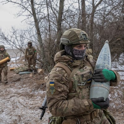 Ukrainan asevoimien 3. erillisen hyökkäysprikaatin (Azovin yksikkö) jäsenet valmistautuvat ampumaan haubitsalla lähellä Bahmutia.